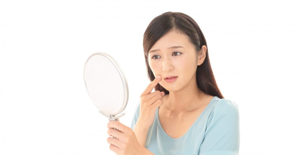 ほうれい線と笑いジワを目立たせないメイク術とスキンケアを紹介